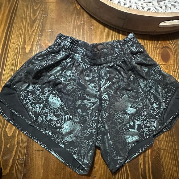 Lululemon Hotty Hot Low-Rise Lined Short 4"
Flourish Black Iridescent Foil Sz 2 - Picture 3 of 7
